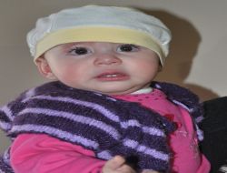 Minik Azra, babasını bekliyor 